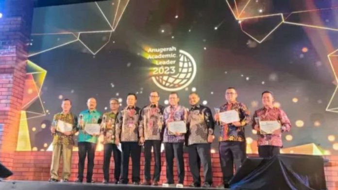 Rektor UIKA Bogor Raih Predikat Pimpinan Perguruan Tinggi Terbaik Se-Indonesia