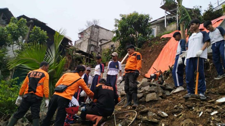 Program SKCK Goes To School Kapolresta Bogor Ajak Siswa Gotong-royong Bersihkan Puing Longsor