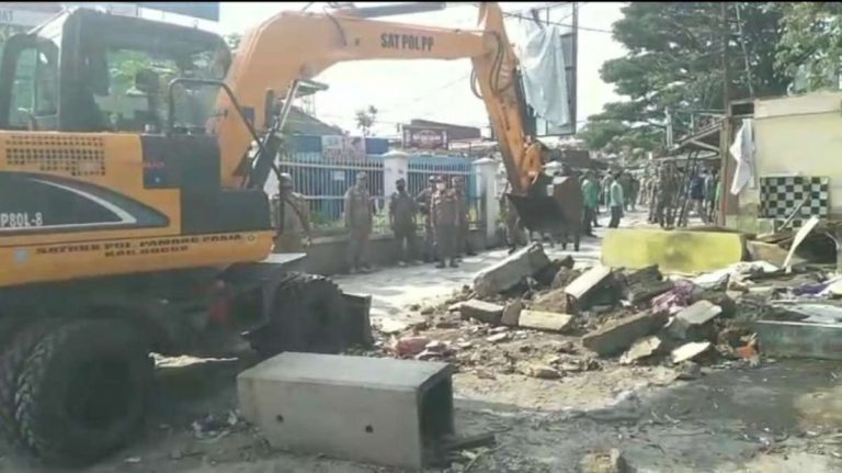 Sebabkan Banjir dan Kumuh, 42 Warung di Ciawi Dirobohkan Satpol PP