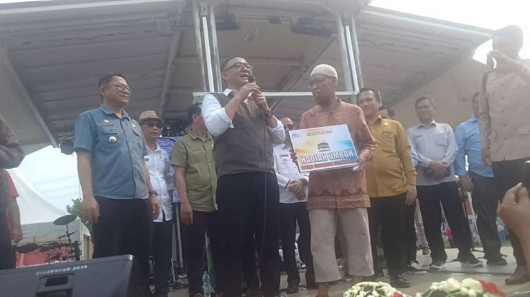 Joko Widodo Dapat Hadiah Umroh dari Bupati Bogor
