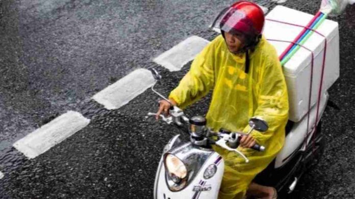 Tips Mengendarai Motor Saat Hujan Yang Perlu Diketahui