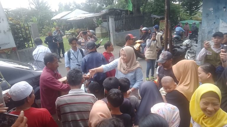 TKD Prabowo-Gibran Bagikan Susu Gratis dan Nasi Boks di Ciawi Bogor