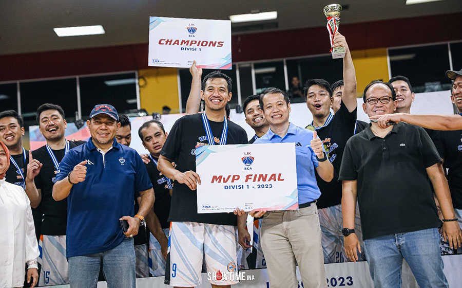 Tim basket putra dan putri BRI berhasil meraih gelar juara di Liga Jasa Keuangan 2023.