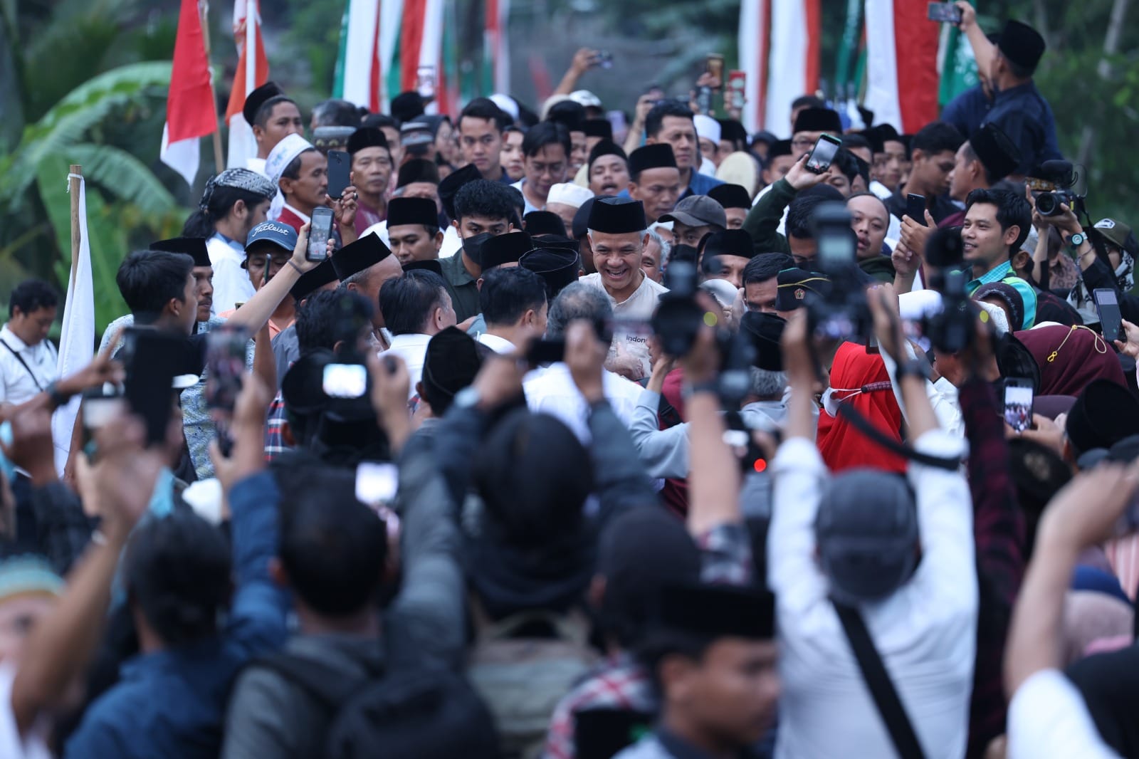 Ganjar Pranowo hadir dalam haul ke-35 Syaikh Hisam Abdul Karim di Pondok Pesantren Kalijaran, Purbalingga. (Foto: Istimewa)