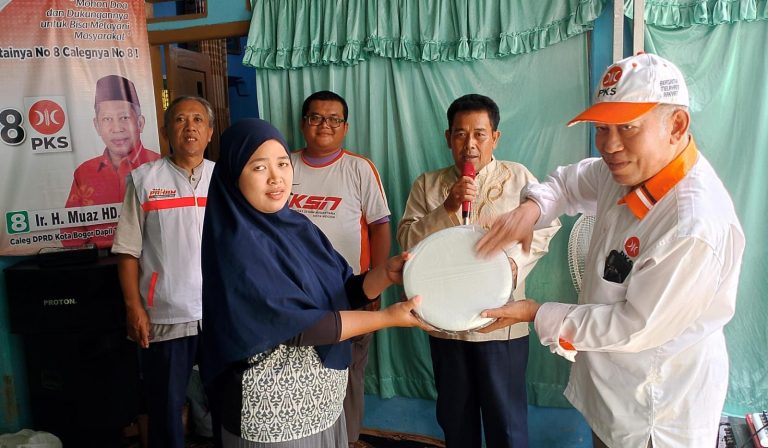 Muaz HD Beri Sumbangan Alat Marawis ke Ibu-Ibu Pengajian di Kedungbadak Bogor