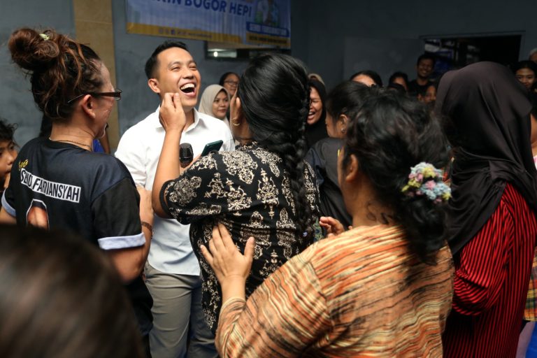 Calon Walikota Bogor Sendi Fardiansyah Dikerubuti Ibu-Ibu Saat Silaturahmi ke Kampung Lebak Sari