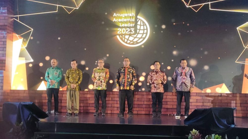 Bangga! Rektor UIKA Bogor Jadi Rektor Terbaik Se-Indonesia 2023