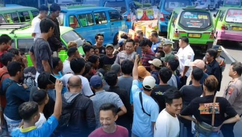 Perselisihan Sopir Angkot di Simpang Batutulis Berakhir Damai