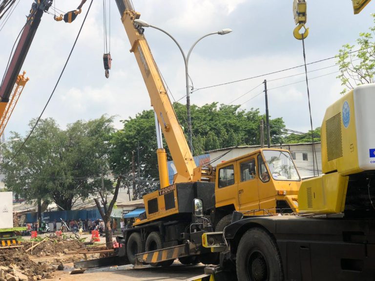 Mobil Crane Terbalik di Jalan Mayor Oking Berhasil Dievakuasi 
