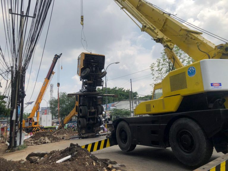 Proses Evakuasi Mobil Crane Terbalik di Jalan Mayor Oking