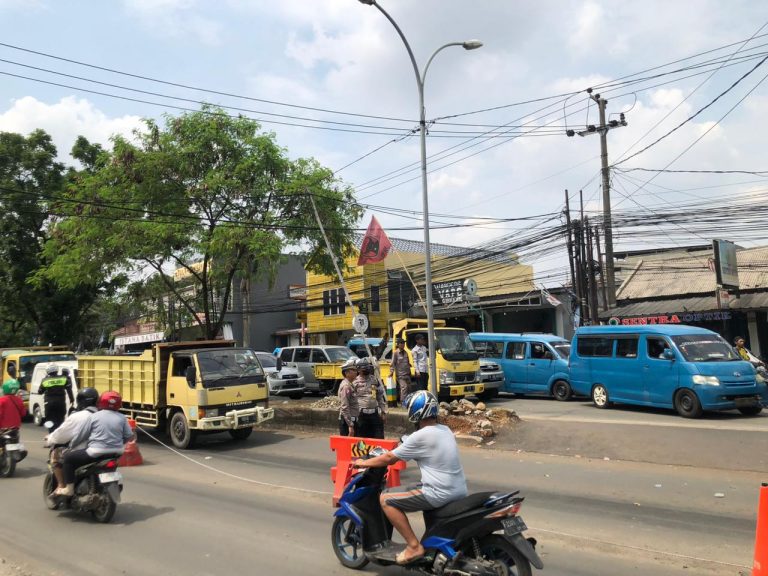 Evakuasi Mobil Crane Terbalik di Cibinong Bikin Macet