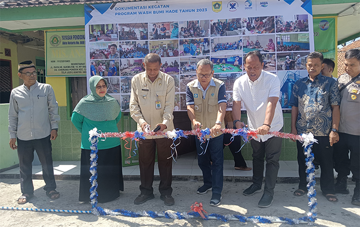 Tim CSR AQUA Ciherang, Camat Caringin, Kades Ciherang Pondok, dan YPCII meresmikan Sarana Air Bersih untuk warga Desa Ciherang Pondok, Jumat 15 Desember 2023.