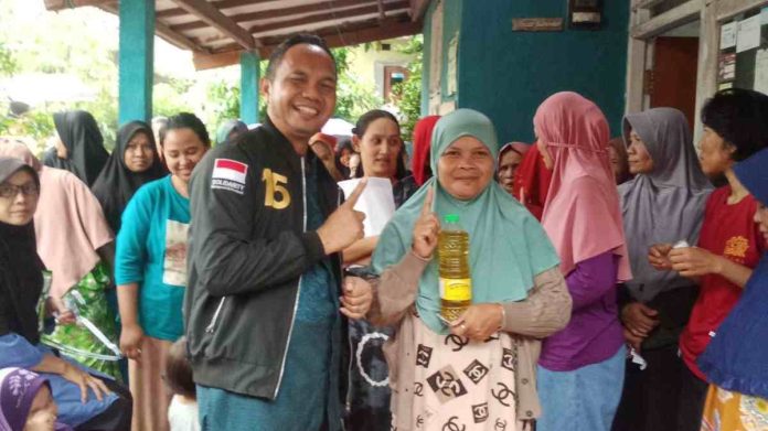 Bikin Ibu-ibu Senang, Caleg PSI Kota Bogor Bro Donal Buka Bazar Minyak Murah