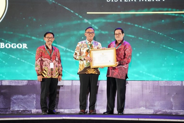 Bupati Bogor Terima Penghargaan Anugerah Meritokrasi Tahun 2023