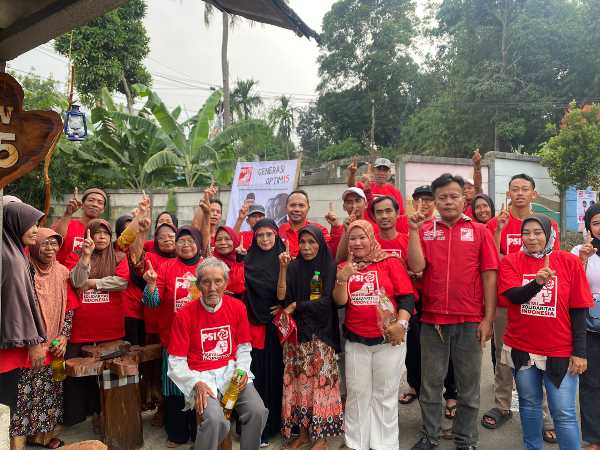 Caleg PSI Kota Bogor Donal Ngopi Bareng di Pos Ronda_1