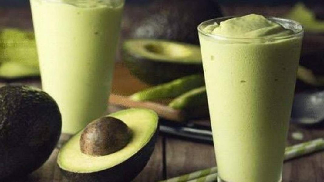 Cara Bikin Smoothies Alpukat + Kopi yang Super Simple dan Enak