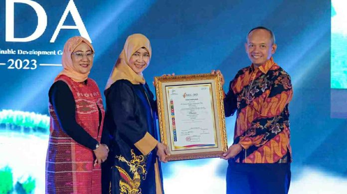 Dorong Inisiatif Berkelanjutan, Solusi Bangun Indonesia Pabrik Narogong Raih Penghargaan Indonesian SDGs Awards (ISDA) 2023_1