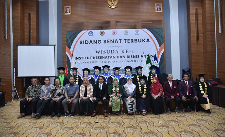 Institut Kesehatan Bisnis Annisa Wisuda Angkatan Pertama