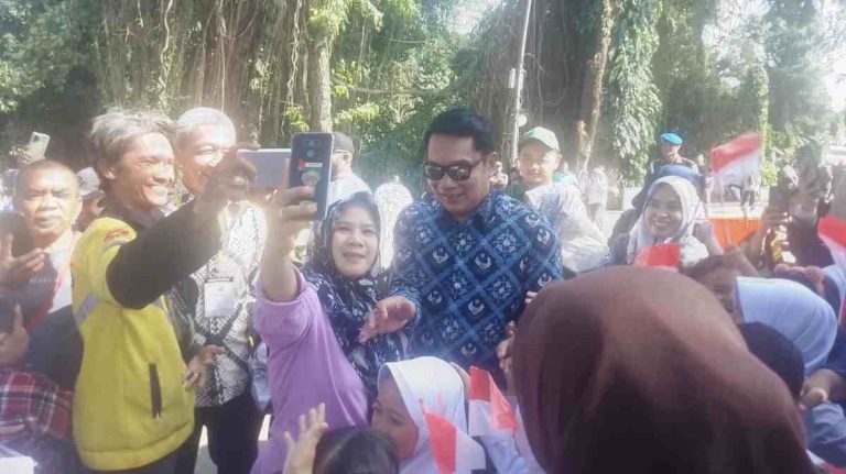 Kang Emil Dikerubuti Emak-emak di Bogor