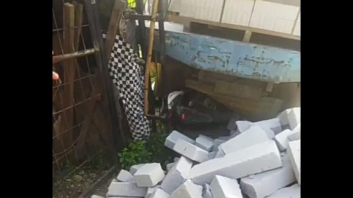 Kecelakaan di Kayu Manis Bogor, Sepeda Motor Tertimbun Truk Berisi Hebel