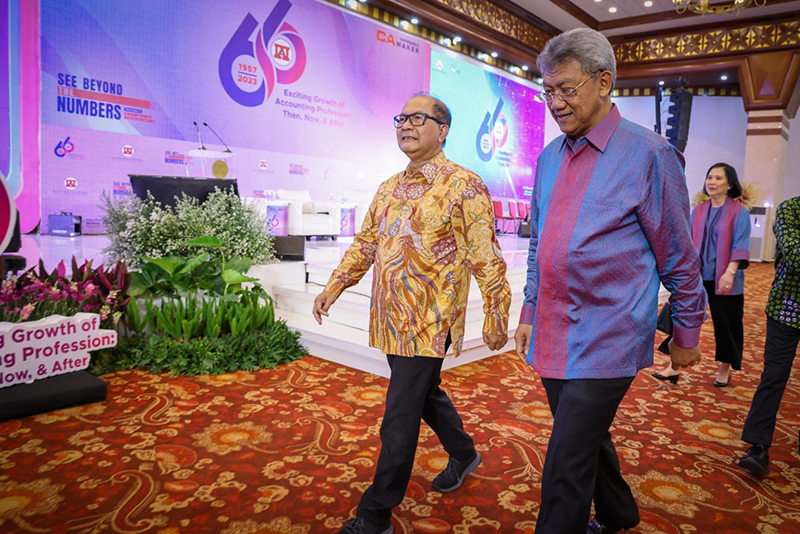 KemenkopUKM dan Ikatan Akuntan Indonesia (IAI) menandatangani Nota Kesepahaman Bersama (MoU). (Foto: Dok. KemenKopUKM)