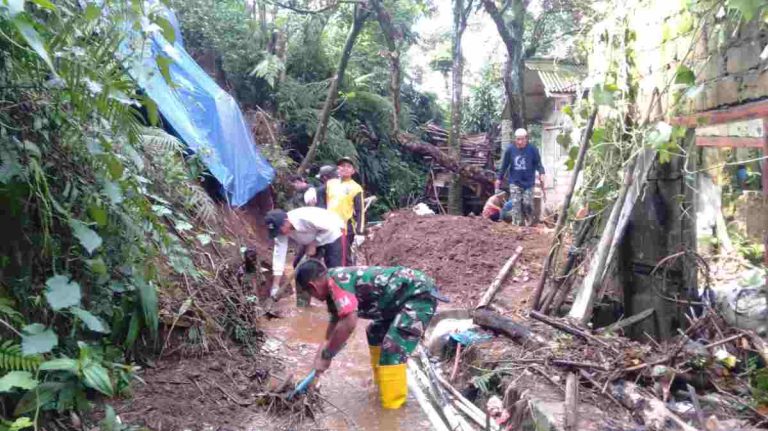 Koramil Bogor Selatan 0602 Kerjabakti Bersihkan Selokan di Kampung Pabuaran