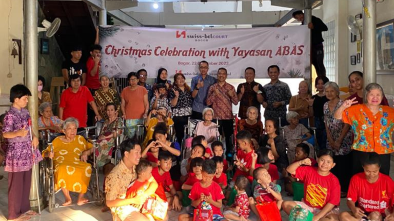 Menyambut Natal, Hotel Swiss-Belcourt Bogor Membagikan Santunan ke Yayasan Abas