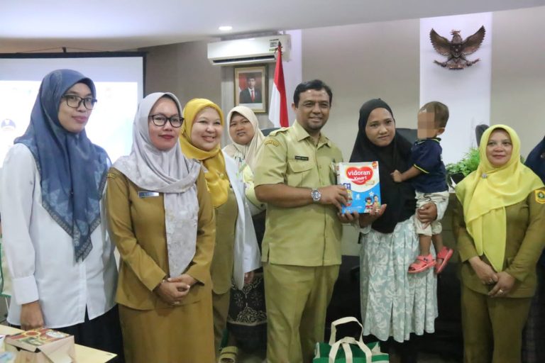 Pemkab Bogor Bagikan Nutrisi Tambahan Bagi Bayi Penerima Bantuan 