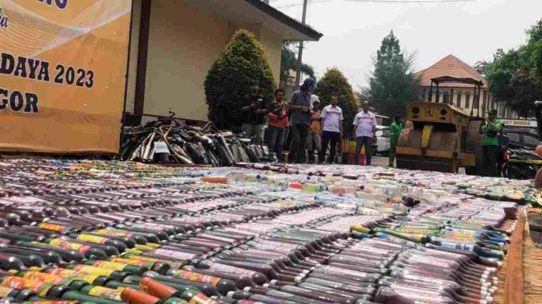 Polres Bogor Musnahkan 30.067 Ribu Botol Miras