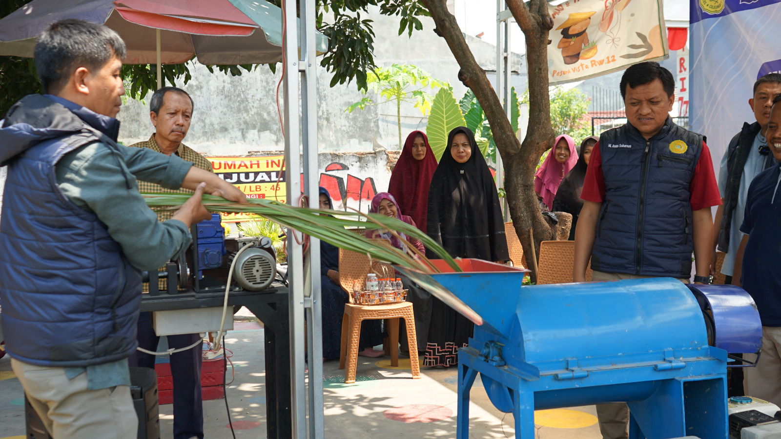 STT Muhammadiyah Cileungsi menggelar pelatihan pemanfaatan alat pengolahan sampah organik dan non organik bagi UMKM pengelola sampah. (Foto: Dok. STT Muhammadiyah Cileungsi)