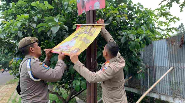 Satpol PP Kota Bogor Tertibkan 143 Alat Peraga Kampanye