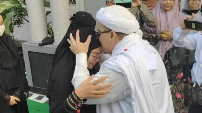 Senyum Syarifah Fadlun Istri Habib Rizieq Shihab Terpancar Saat Wafat