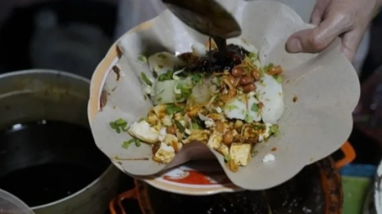 Nikmatnya Tahu Bumbu, Kuliner Khas Blitar yang Disantap Prabowo Subianto