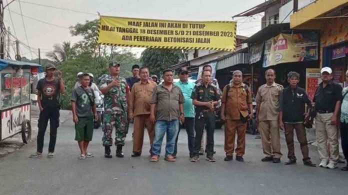 UPT Infrastruktur Jalan dan Jembatan Wilayah II Ciawi dan Babinsa Babinmas memasang pengumuman pekerjaan beton jalan Pasir Angin