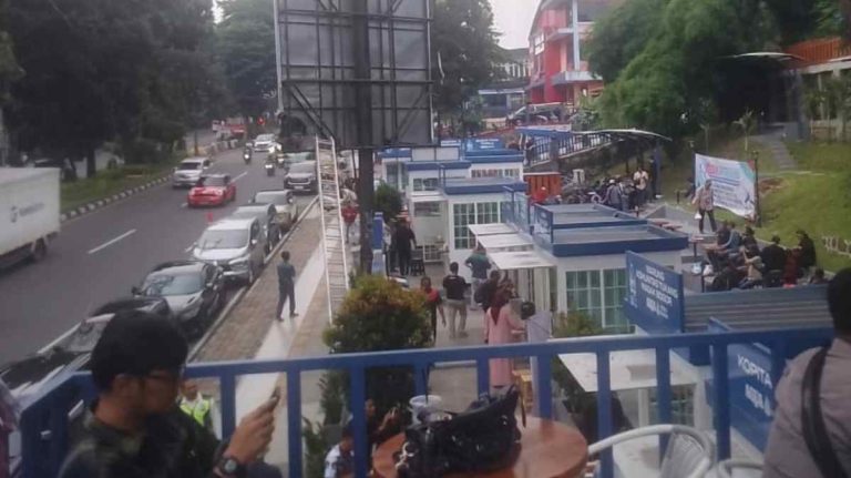 Teras Sukasari: Tempat Nongkrong Seru di Bogor, Jajanannya Murmer