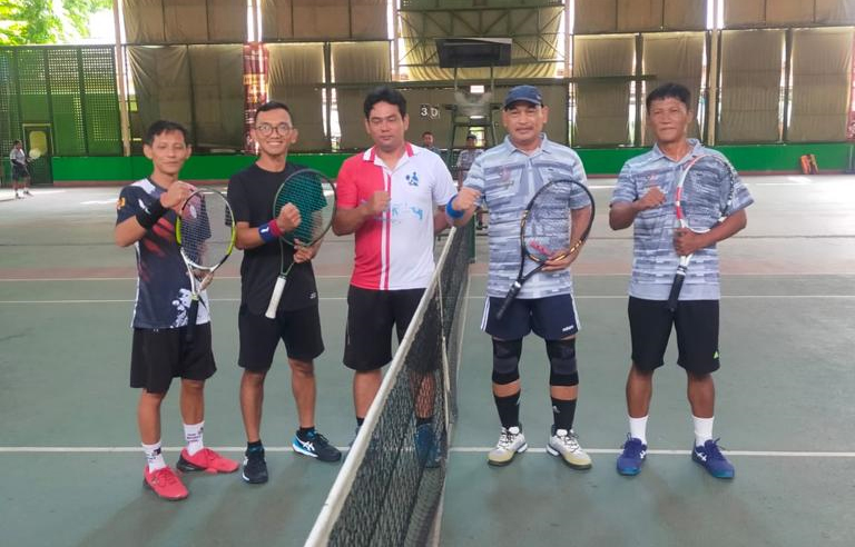 Tim Tenis Ktenzpo Cibinong Kabupaten Bogor menjalani laga away di Lapangan Tenis Indoor Kabupaten Serang, Sabtu, 9 Desember 2023. (Istimewa/Bogordaily.net)