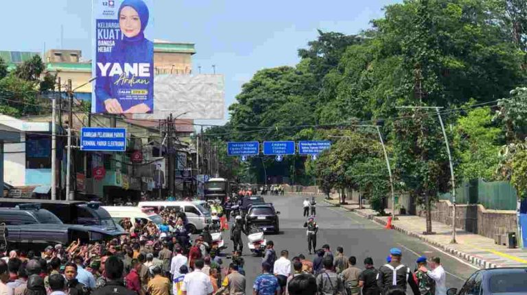 Warga Bogor Berbaris Tunggu Jokowi Resmikan Jembatan Otista