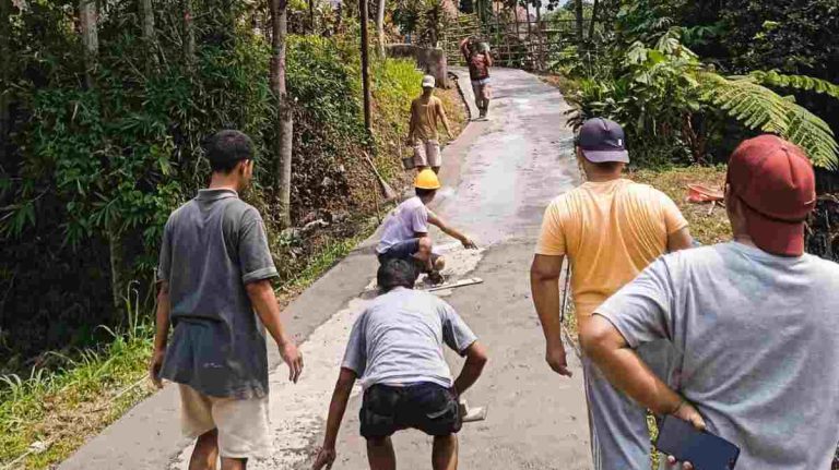 Warga Comflex di Desa Cibedug Kecamatan Ciawi Swadaya Perbaiki Jalan