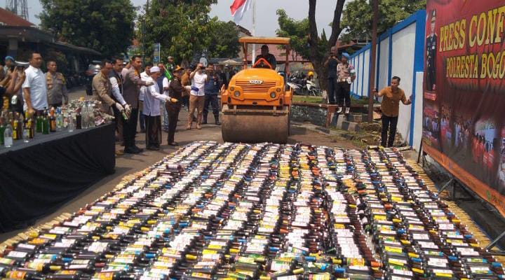 Polresta Bogor Kota Musnahkan Ribuan Botol Miras Jelang Tahun Baru 2024