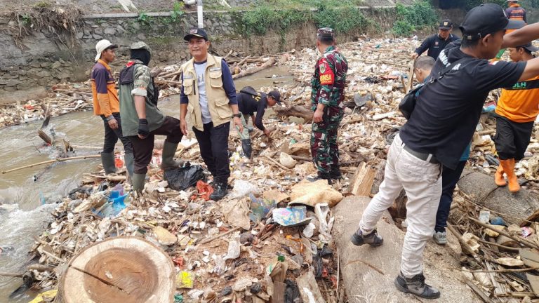 Camat Cibinong Gerakkan Aksi Bersih-Bersih Kali Baru