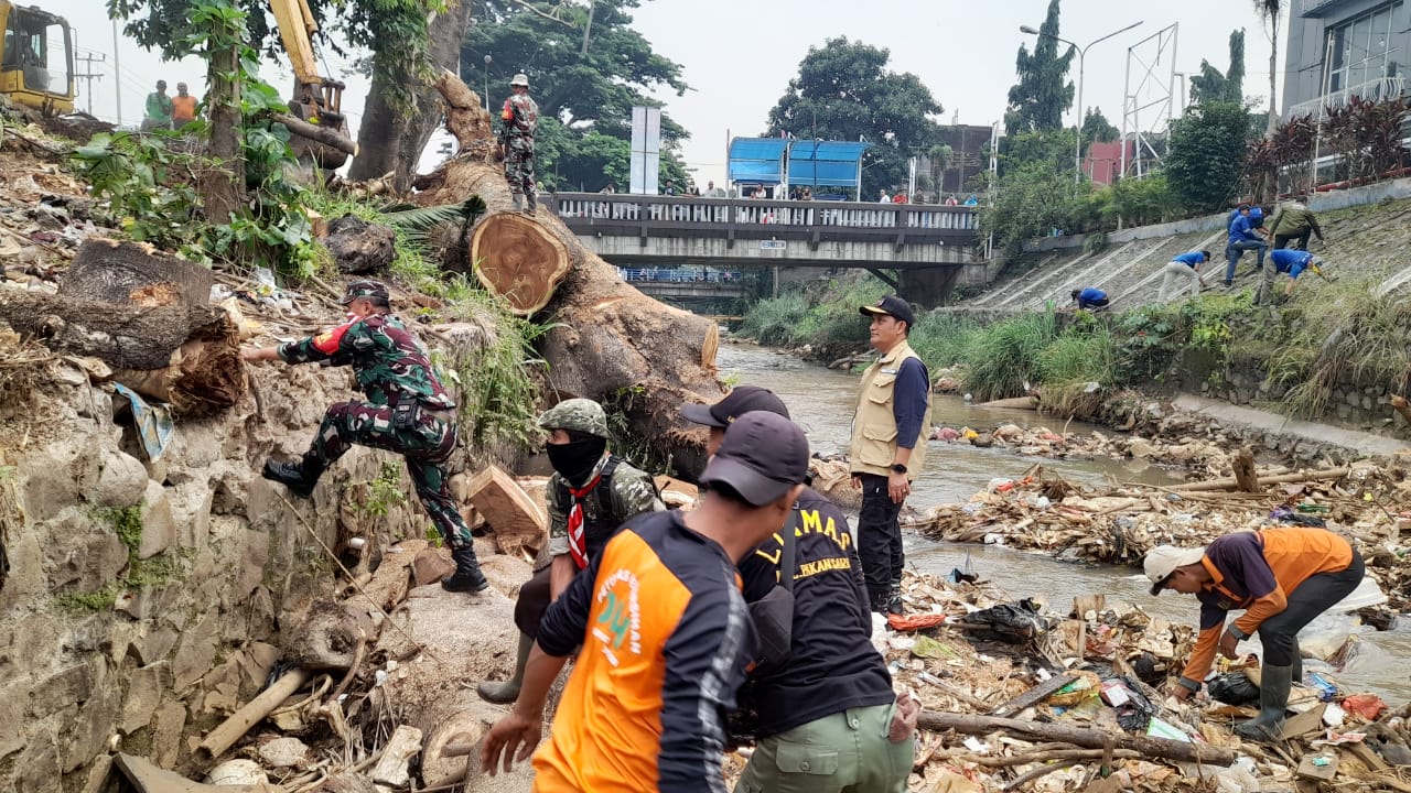 Camat Cibinong Gerakkan Aksi Bersih-Bersih Kali Baru