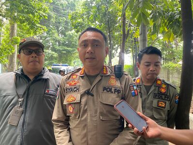 Satpol PP Kota Bogor dan Bawaslu Tertibkan Alat Peraga Kampanye yang Melanggar