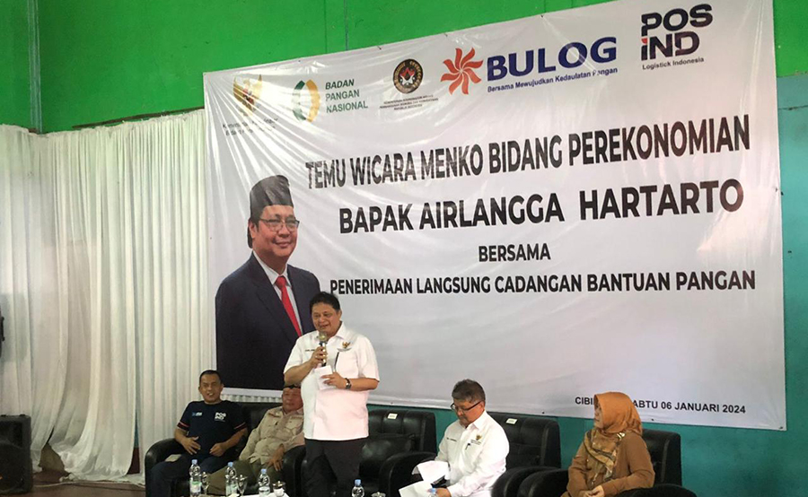 Menko Perekonomian Salurkan Bantuan Beras dan BLT di Cibinong 