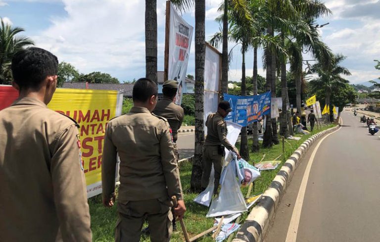 Bawaslu dan Satpol PP Kabupaten Bogor Tertibkan Alat Peraga Kampanye