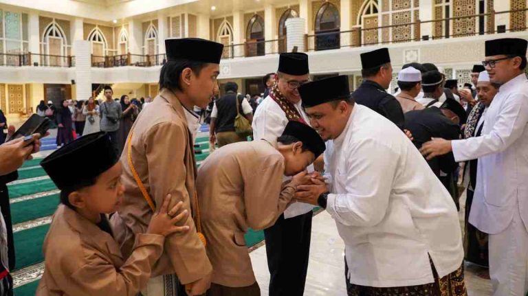 Atang Trisnanto Habiskan Malam Tahun Baru Berdzikir dan Bermuhasabah Dengan Warga di Masjid Agung