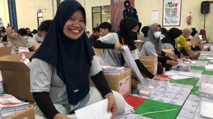 Cerita Siti Lipat 1000 Kertas Suara Pemilu 2024 Dibayar 250 Ribu