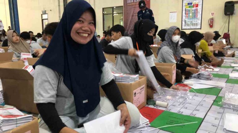 Cerita Siti, Lipat 1000 Kertas Suara Pemilu 2024 Dibayar Rp250 Ribu