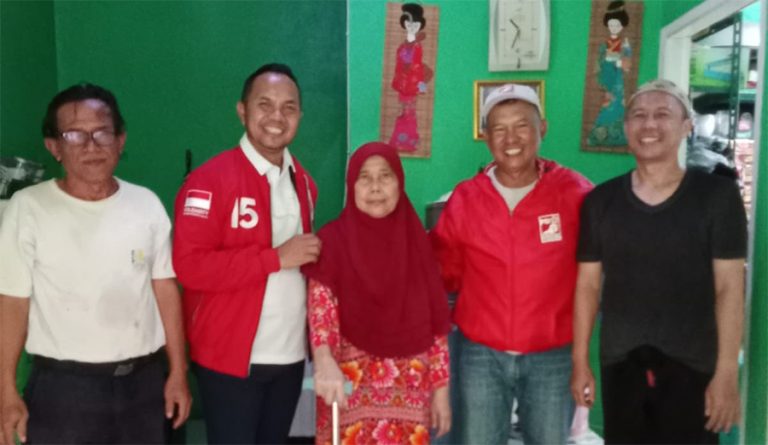 Peduli Sesama, Caleg PSI Bro Donal Beri Bantuan Tongkat kepada Warga Curug Bogor Barat