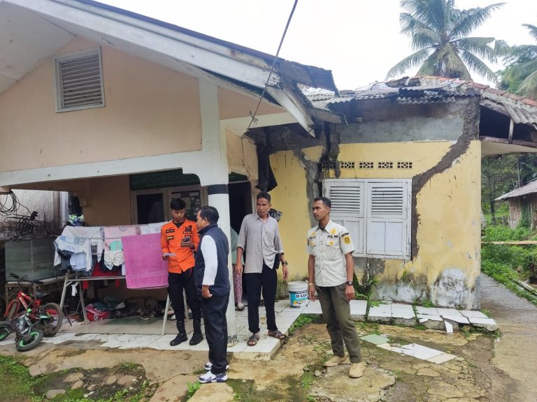 Satu Rumah di Cipayung Rusak Berat Digoyang Gempa, Sekeluarga Mengungsi