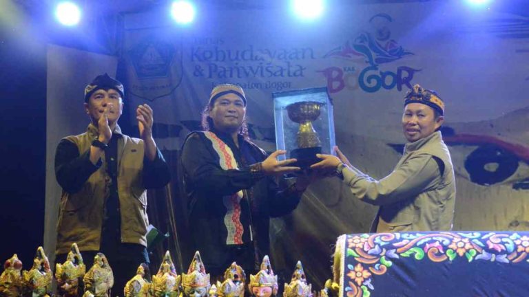 Melalui Wayang Golek, Pj Bupati Bogor Ajak Masyarakat Gunakan Hak Pilih di Pemilu 2024